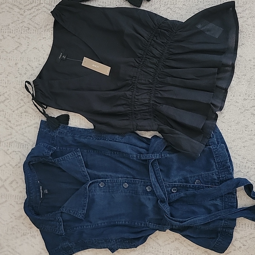 Lot of 2 XS sleeveless blouses